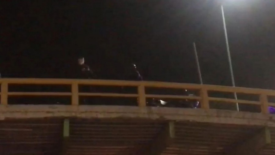 Muere adolescente al caer de un puente vehicular en Neza