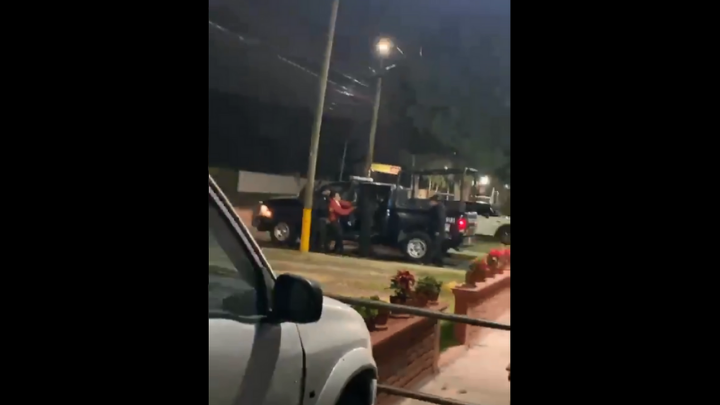 ¡Terrible! así someten policías a jóvenes en Toluca