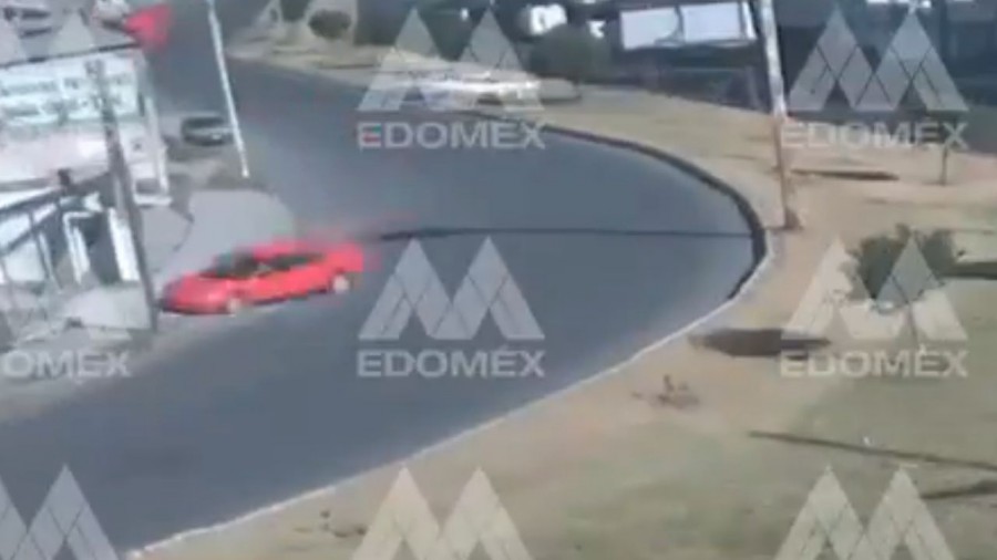 Conductor pierde el control y se impacta con poste en Toluca