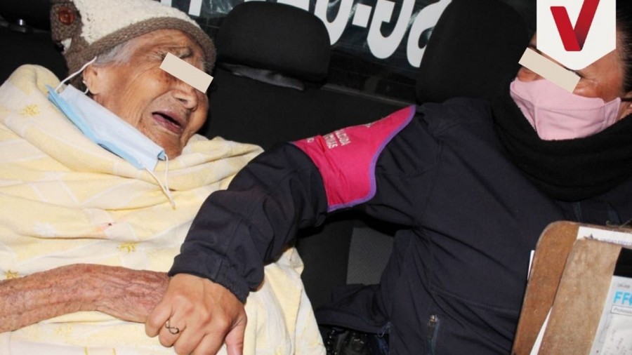 Sacan a su abuelita a tomar el sol