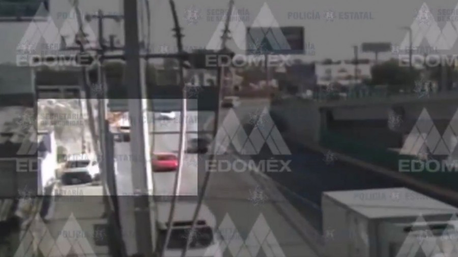 Combi choca con muro de contención en Coacalco