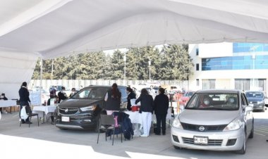 Centro de convenciones en Toluca inicia vacunación desde autos