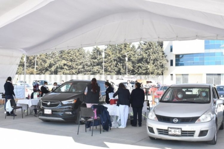 Centro de convenciones en Toluca inicia vacunación desde autos