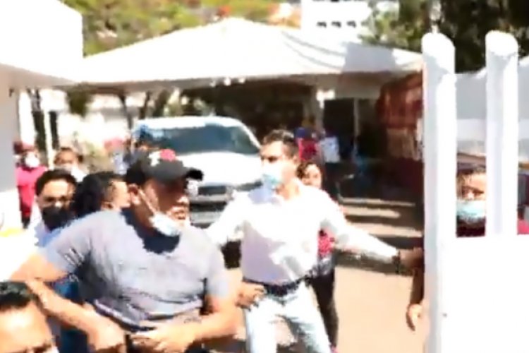 Encañonan a edil de Santa Lucía, Oaxaca durante protestas por vacunación