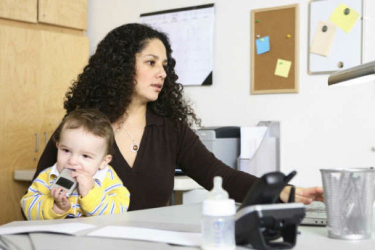 Madres perciben hasta 23% menos ingresos si tiene hijos pequeños: CEPAL