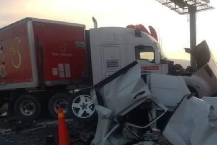 Tráiler provoca carambola en el Circuito Exterior Mexiquense