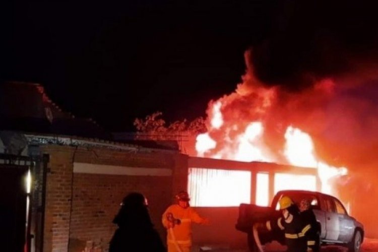 Fuerte incendio por toma clandestina en Teoloyucan