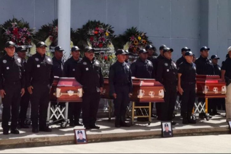 Realizan homenaje a policías asesinados en Oaxaca