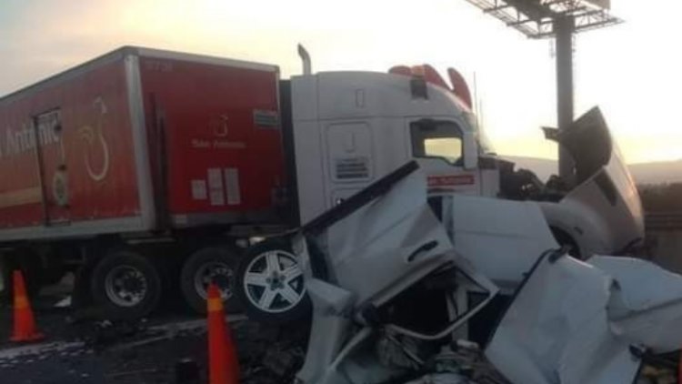 Tráiler provoca carambola en el Circuito Exterior Mexiquense