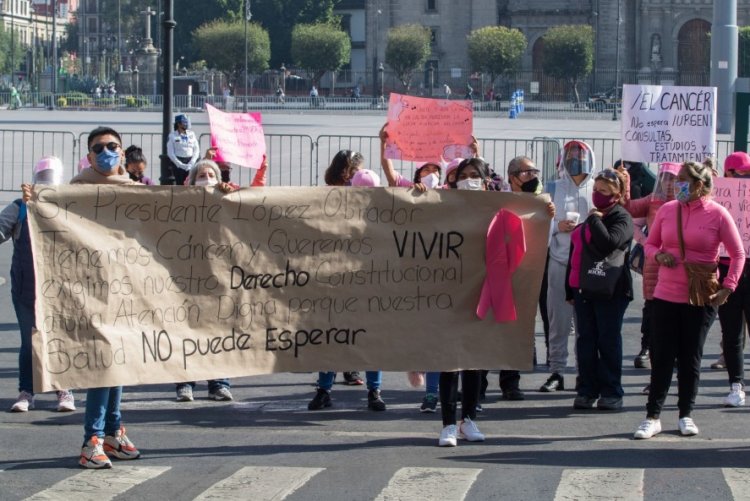 Pacientes con cáncer de mama protestan en Palacio Nacional