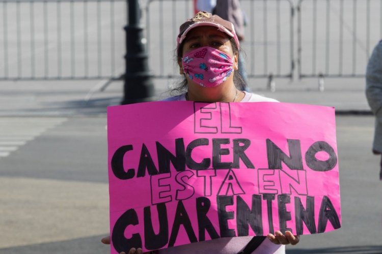 Pacientes con cáncer de mama protestan en Palacio Nacional