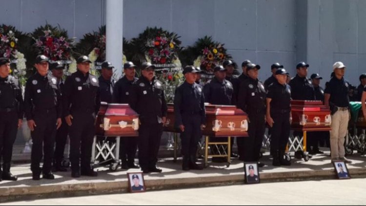 Realizan homenaje a policías asesinados en Oaxaca