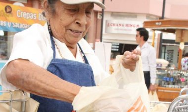 Abuelitos empacadores ya podrán volver a trabajar en supermercados