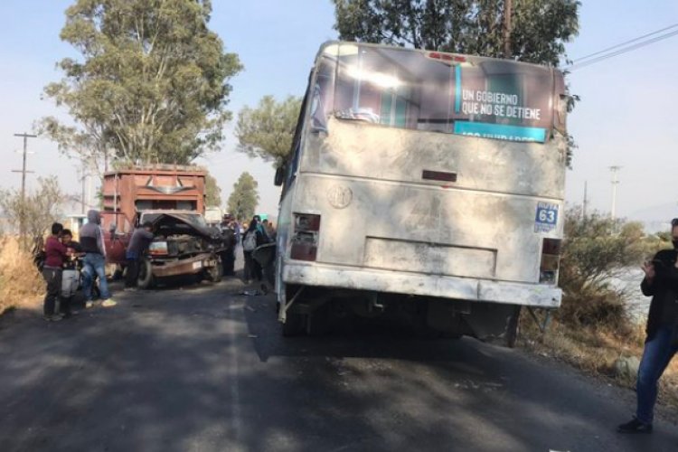 Choca autobús en la carretera Chalco-Tláhuac; hay siete heridos