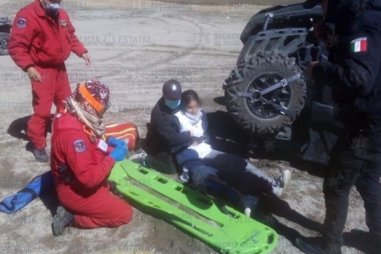 Vehículo se salta vereda autorizada y vuelca en el Nevado de Toluca