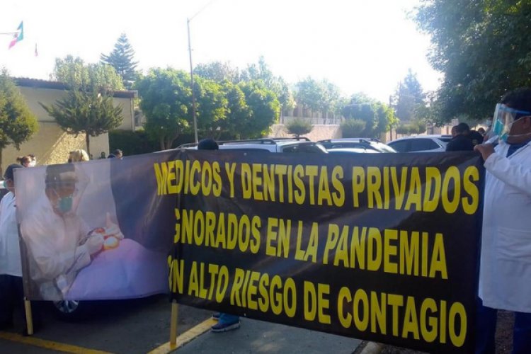 Médicos privados cierran calzada de Tlalpan; piden ser vacunados