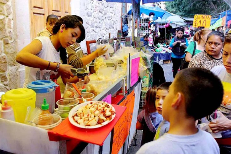 Mujeres aportan más y ganan menos