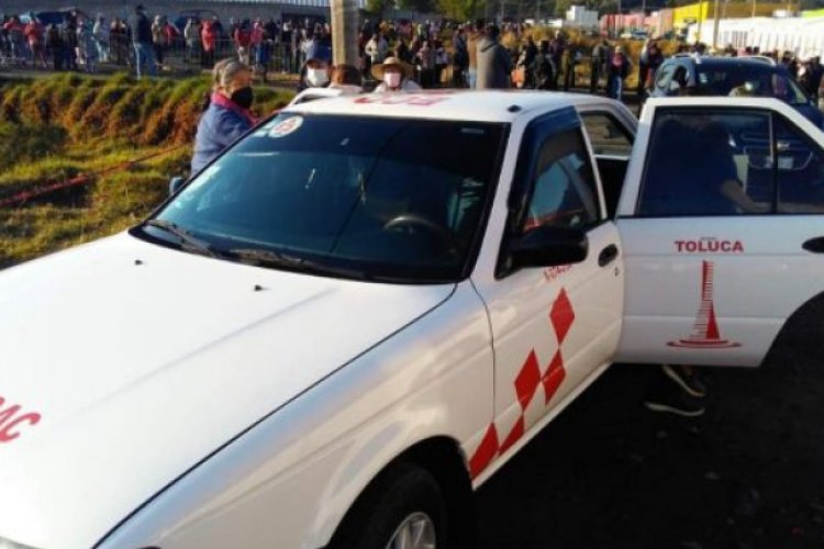 Taxistas de Ocoyoacac llevan gratis a abuelitos a sede de vacunación