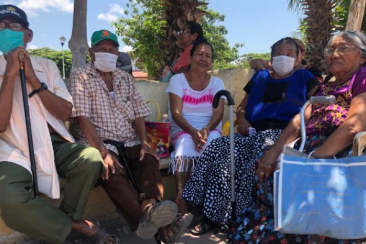 Abuelitos zapotecas consiguen amparo para recibir vacuna