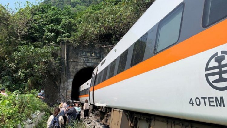 Se descarrila tren en Taiwán; hay 51 muertos y más de 100 heridos