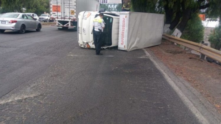 Vuelca camioneta sobre la avenida Jesús Reyes Heroles