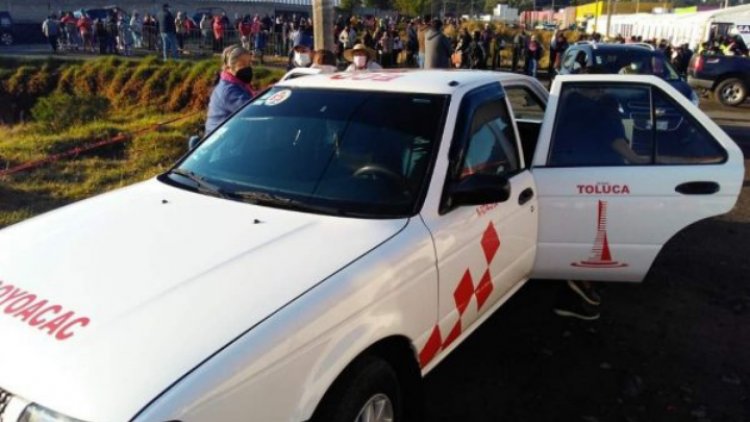 Taxistas de Ocoyoacac llevan gratis a abuelitos a sede de vacunación