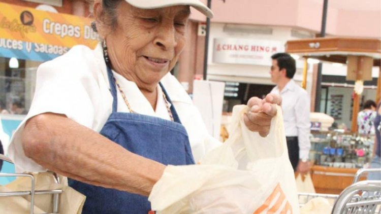 Abuelitos empacadores ya podrán volver a trabajar en supermercados