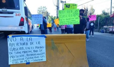 Vecinos bloquean la México-Querétaro para oponerse a gasera