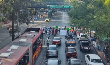 Vecinos de Coacalco bloquean Insurgentes Sur; exigen entrega de escrituras