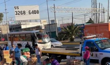 Camioneta con verduras vuelca en la Texcoco-Lechería