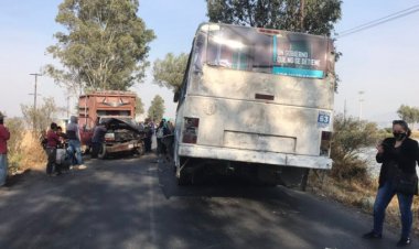 Choca autobús en la carretera Chalco-Tláhuac; hay siete heridos