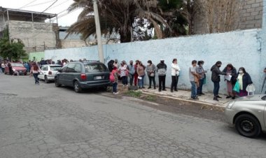 Reportan largas filas para recibir vacuna anticovid en Ecatepec