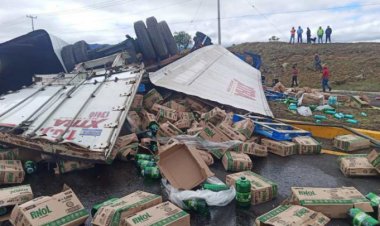 Vuelca tráiler sobre la Texcoco-Calpulalpan; hay un lesionado