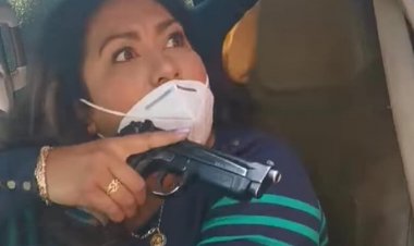 Nace “Lady Pistola”; presunta policía encañona a madre de detenido