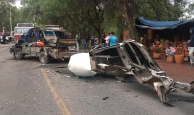 Aparatoso choque entre combi y tráiler deja al menos cinco lesionados