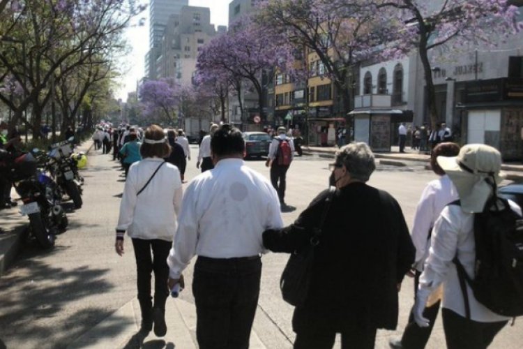 Abuelitos empacadores marchan rumbo al Zócalo capitalino