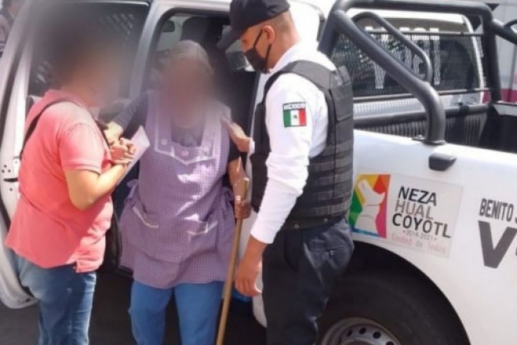 Policías trasladan a adultos mayores a sede de vacunación en Neza