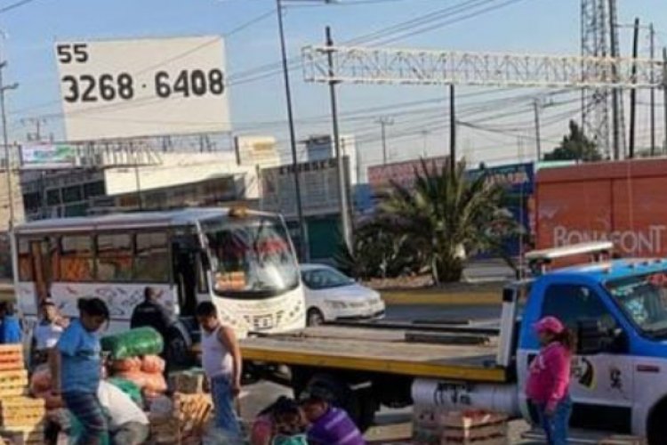 Camioneta con verduras vuelca en la Texcoco-Lechería