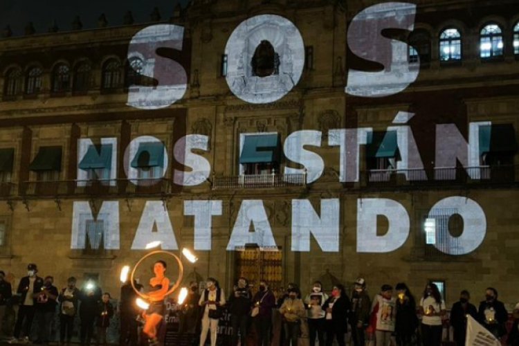 Familiares de desaparecidos protestan frente a Palacio Nacional