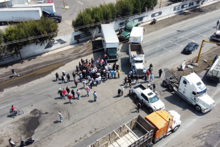 Transportistas cortan circulación en la Lechería-Texcoco