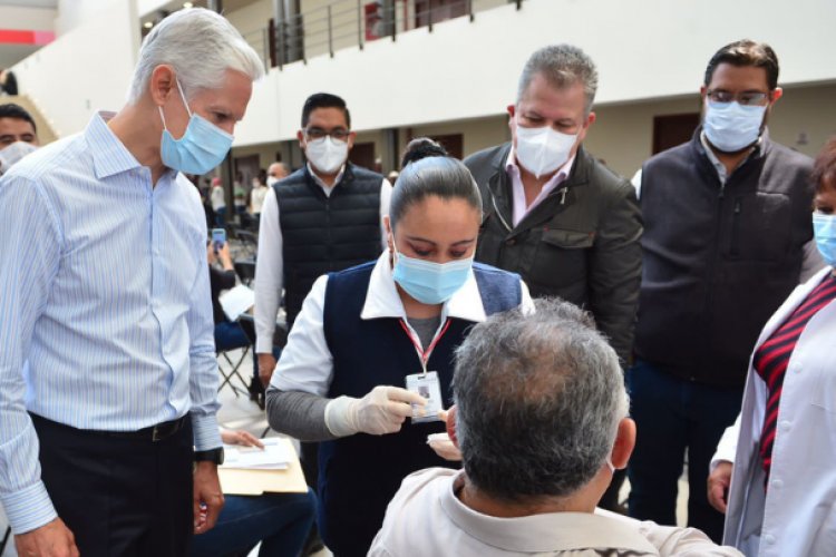 Supervisa Alfredo Del Mazo aplicación de vacuna a profesores mexiquenses