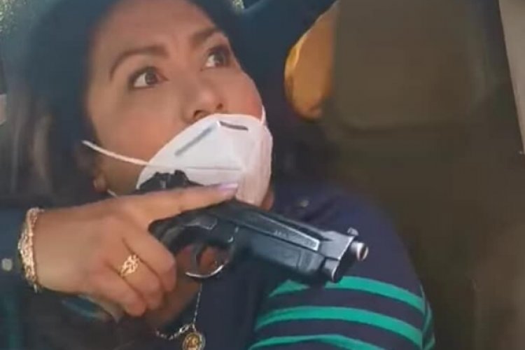 Nace “Lady Pistola”; presunta policía encañona a madre de detenido