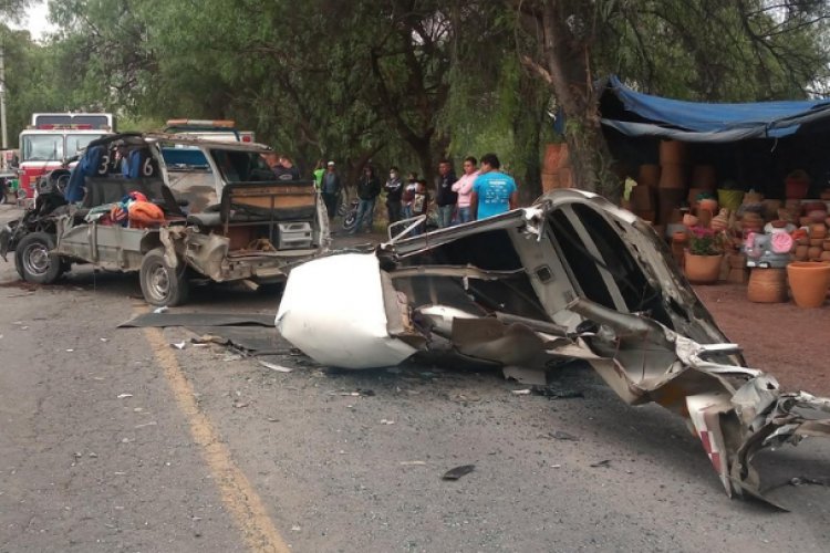 Aparatoso choque entre combi y tráiler deja al menos cinco lesionados