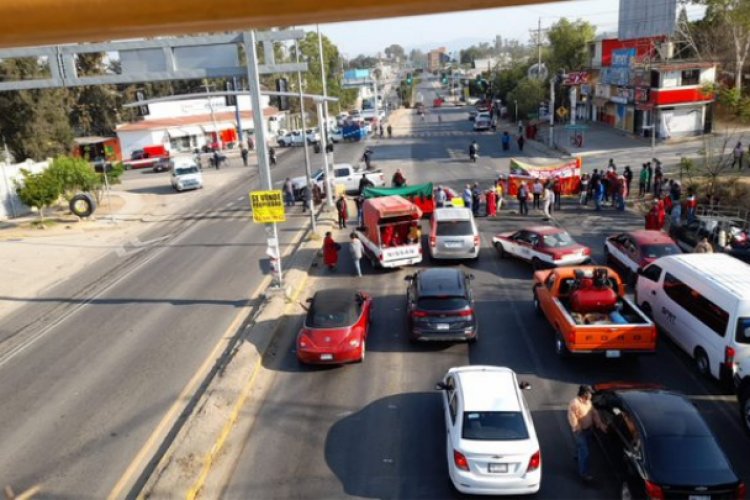 Triquis oaxaqueños bloquean circuito interior y acceso al AICM