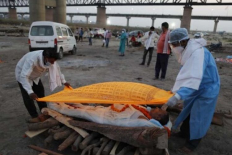 Crisis en India: tiran cadáveres de víctimas de Covid-19 en río Ganges