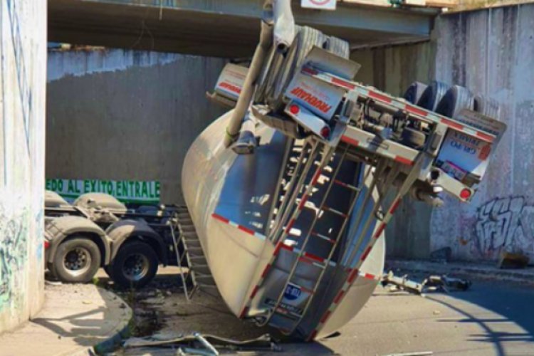Pipa cargada con maíz vuelca en el circuito exterior mexiquense
