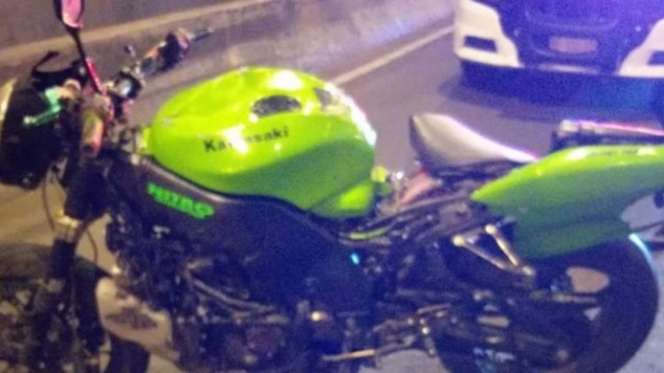 Joven motociclista derrapa y fallece en Periférico