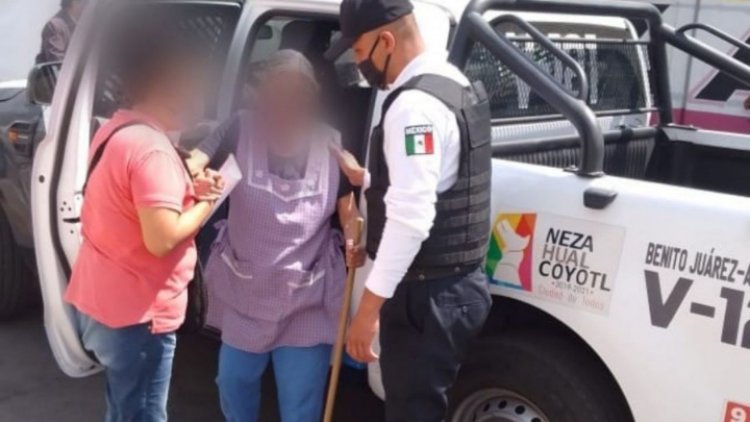 Policías trasladan a adultos mayores a sede de vacunación en Neza