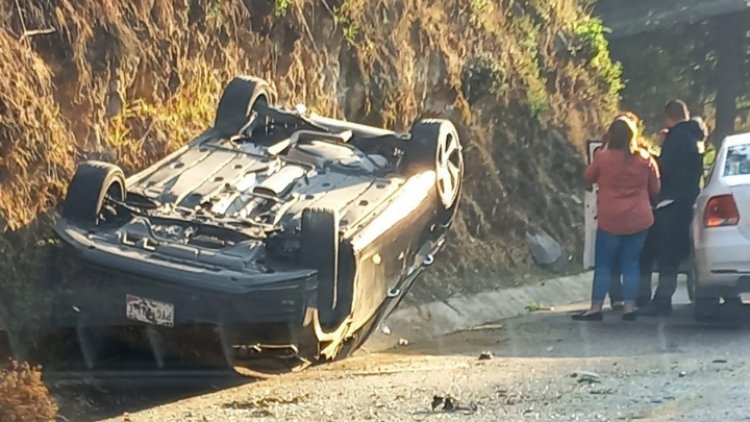 Vehículo vuelca sobre la México-Toluca, a la altura de “El Caminero”