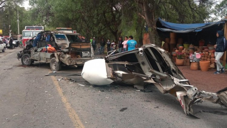 Aparatoso choque entre combi y tráiler deja al menos cinco lesionados